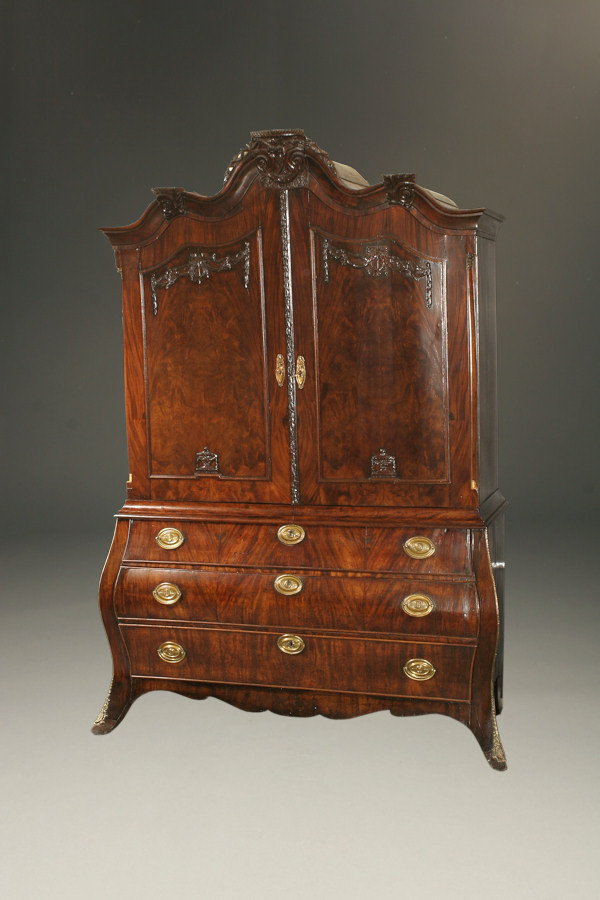 18th century Dutch Kabinet in Mahogany with Burl Veneer. Kabinets are a furniture piece particular to the Dutch, and always included blind upper doors that were used to store a mixture of china and linen.