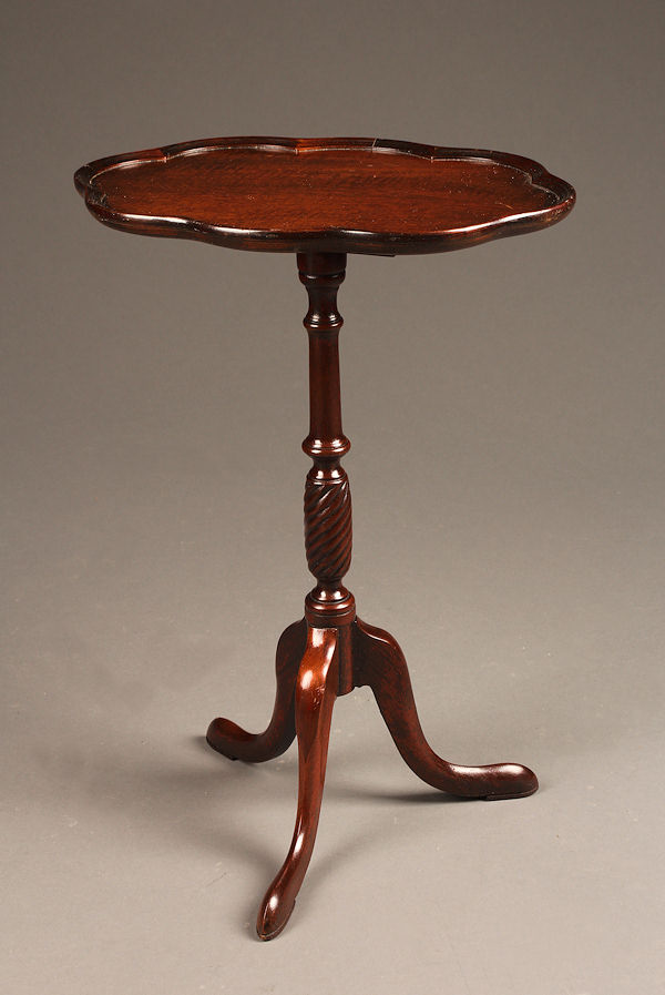 Antique Drop Leaf Table >> Colonial Revival antique tripod base candle stand/table. Antique Drop Leaf Table >> Colonial Revival antique tripod base candle stand/table.