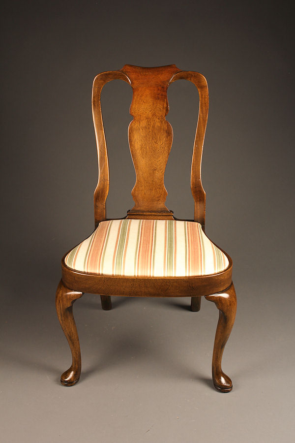 Set of 8 antique Queen Anne style dining chairs in mahogany.