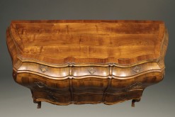 19th century Italian bombe commode in burr walnut, circa 1890 A2435D