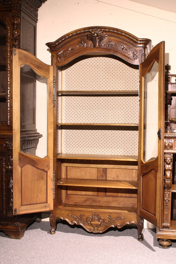 Loveley Louis XV style French walnut vitrine with glass door A4754E