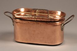 Late 18th century French hand wrought copper daubiere with lid and iron handles, circa 1780.