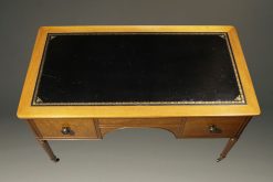 Lovely Kittenger writing desk in solid mahogany with black leather top and brass pulls