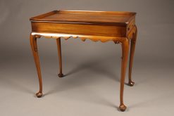 Wonderful mahogany tea table with slides on ends