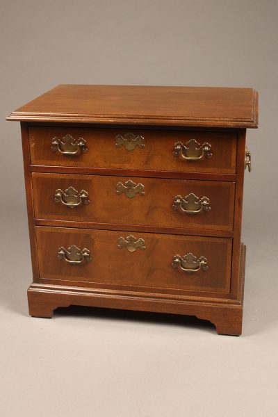 Small Chippendale style mahogany chest of drawers with brass handles on  sides