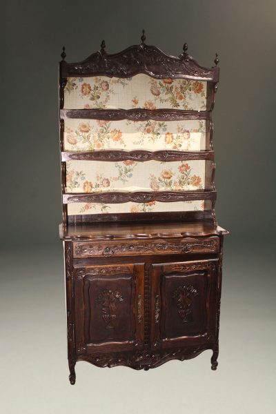 French Louis XV provincial vaisselier in nicely carved oak