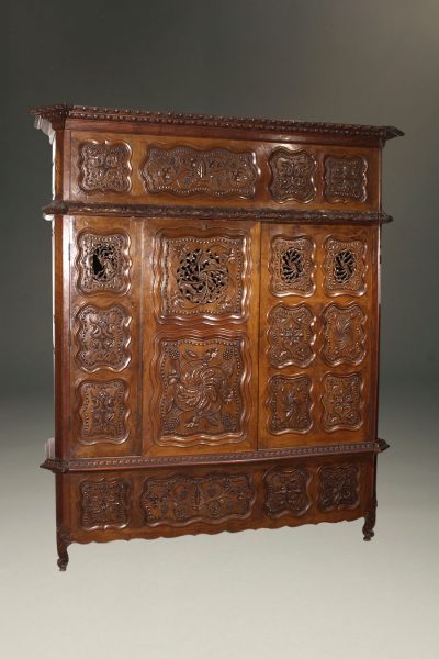18th century cabinet made from Lyonnaise yew wood bed face
